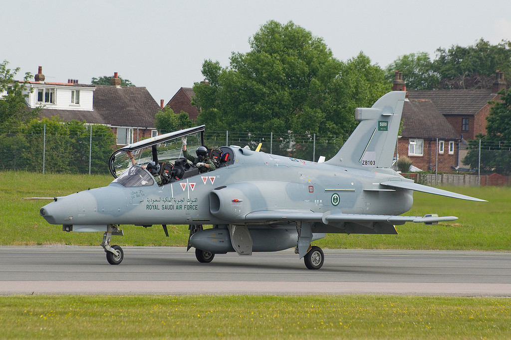 Ngoài vai trò huấn luyện phi công, Hawk Mk 165 và các phiên bản "anh em" có thể triển khai chiến đấu với việc mang được tới 3 tấn vũ khí gồm tối đa 4 tên lửa AIM-9 hoặc ASRAAM hoặc hai quả bom dẫn đường Umbani. Nguồn ảnh: flick