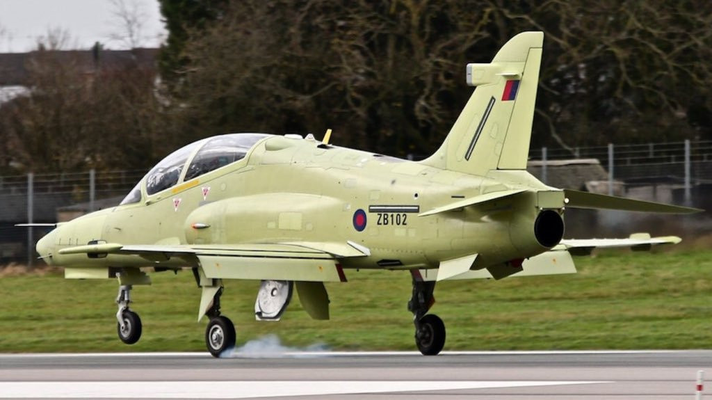 Việc lắp ráp máy bay Hawk sẽ được thực hiện tại cơ sở sửa chữa máy bay cho Không quân Ả Rập Xê-út nằm tại căn cứ King Abdulaziz ở Dhahran, 25 công ty sẽ tham gia công việc này với tư cách nhà thầu phụ. Người ta dự tính việc lắp ráp máy bay sẽ thực hiện trong vòng 2 năm. Nguồn ảnh: flick