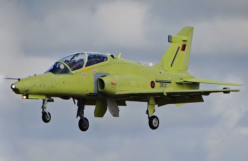 22 chiếc Hawk Mk 165 được dự tính sẽ thay thế thế hệ máy bay huấn luyện chiến đấu Hawk Mk 65/65A phục vụ trong Không quân Ả Rập Xê-út từ những năm 1980. Hawk Mk 165 được xem là mẫu xuất khẩu của phiên bản Hawk 128 đang phục vụ trong Không quân và Hải quân Hoàng gia Anh. Nguồn ảnh: flick