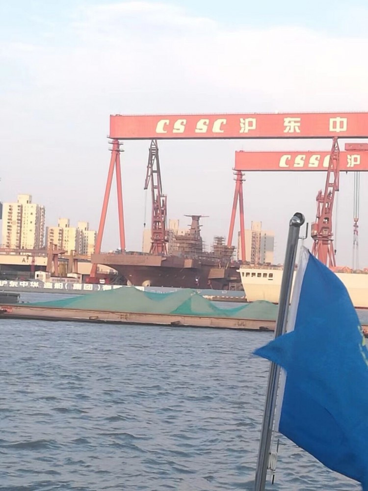 Các nguồn tin không chính thức cho rằng, tàu đổ bộ Type 075 đầu tiên sẽ được hạ thủy trong năm 2019 này (có thể là cuối năm), dự kiến biên chế vào năm sau (2020). Hiện tại sơ bộ có thể thấy con tàu đã được ráp nối module hoàn chỉnh gồm cả tháp chỉ huy, mặt boong, xem ra chỉ còn việc sơn phết nữa là có thể hạ thủy. Ảnh: Sina