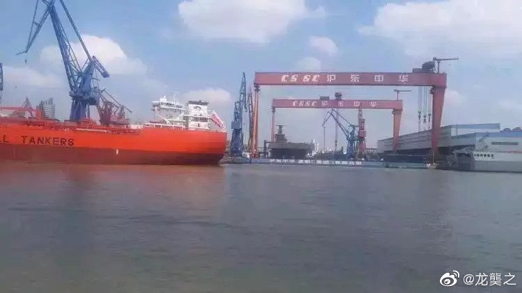 Doan suc manh tau do bo truc thang 40.000 tan cua Trung Quoc