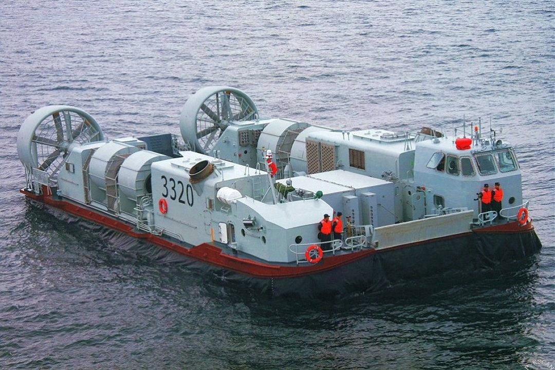 Ngoài ra, con tàu được cho là có khả năng chở các tàu đổ bộ đệm khí cỡ nhỏ Type 726 để chuyên chở xe cơ giới, binh sĩ đổ bộ đánh chiếm bờ biển. Ảnh: Wikipedia