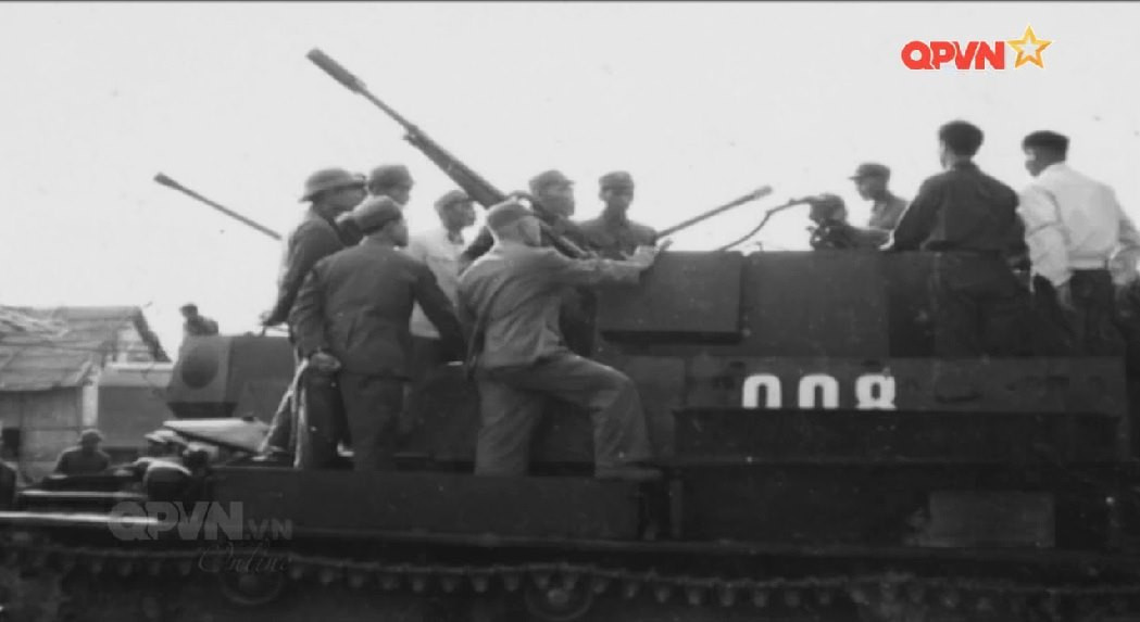 Tuy vậy, pháo tự hành SU-76 ở Việt Nam đã được cải tiến khác hẳn với nguyên bản thiết kế làm nhiệm vụ yểm trợ hỏa lực bộ binh và chống tăng. Trong ảnh, có thể thấy khung gầm SU-76 được chuyển đổi lắp pháo phòng không ZU-23-2 để trở thành cao xạ tự hành. Ảnh: QPVN