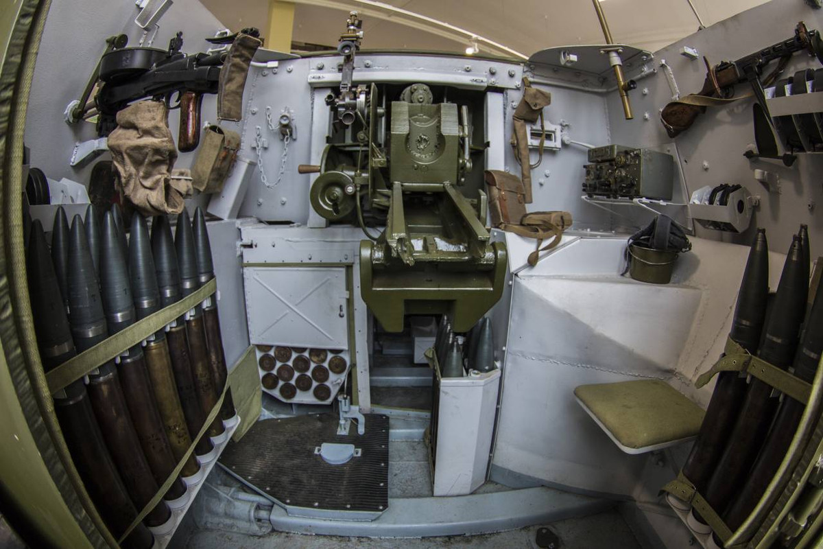 Cận cảnh bệ khóa nòng, nơi dự trữ đạn pháo tự hành SU-76. Pháo trang bị khẩu pháo cấp sư đoàn 762,mm ZiS-3Sh bắn những viên đạn 76,2x385mm với tầm bắn 13,29km với đạn nổ phá mảnh chống bộ binh. Pháo có thể bắn đạn xuyên thép chống tăng BR-350A có sức xuyên 67mm góc chạm 60 độ ở cự ly 100m, 61mm góc 60 độ cự ly 500m, càng xa thì sức xuyên càng kém dần. Ảnh: alex-news