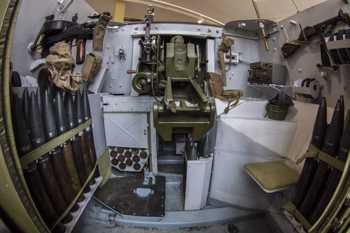 Cận cảnh bệ khóa nòng, nơi dự trữ đạn pháo tự hành SU-76. Pháo trang bị khẩu pháo cấp sư đoàn 762,mm ZiS-3Sh bắn những viên đạn 76,2x385mm với tầm bắn 13,29km với đạn nổ phá mảnh chống bộ binh. Pháo có thể bắn đạn xuyên thép chống tăng BR-350A có sức xuyên 67mm góc chạm 60 độ ở cự ly 100m, 61mm góc 60 độ cự ly 500m, càng xa thì sức xuyên càng kém dần. Ảnh: alex-news