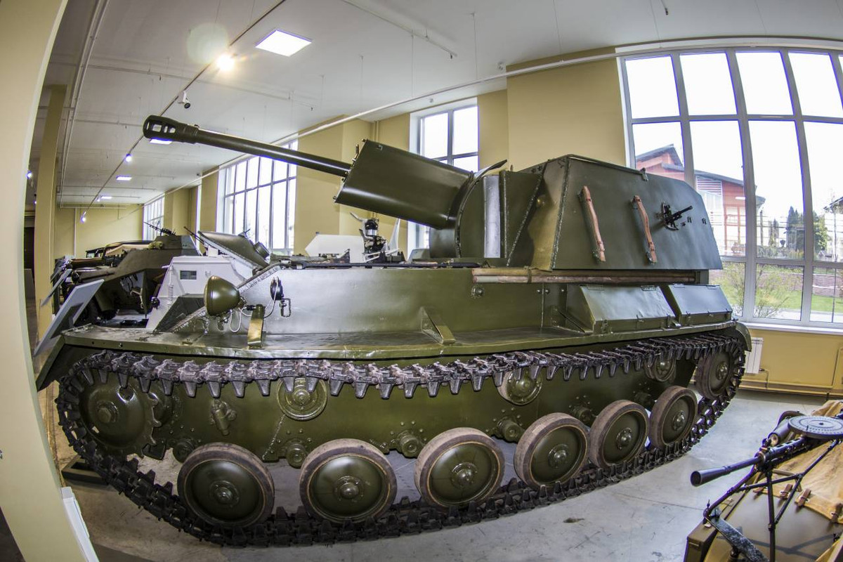 SU-76 do nhà sáng chế S. Ginzburg thiết kế năm 1942, được sản xuất hàng loạt tới năm 1945 với số lượng 14.292 chiếc tại các nhà máy GAZ, Kirov và Mytishchi. Ảnh: alex-news