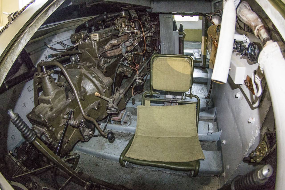 Cận cảnh vị trí ghế ngồi của lái xe pháo tự hành SU-76. Với 2 động cơ xăng GAZ-203, SU-76 đạt tốc độ tối đa 45km/h, tầm hoạt động 300km. Ảnh: alex-news