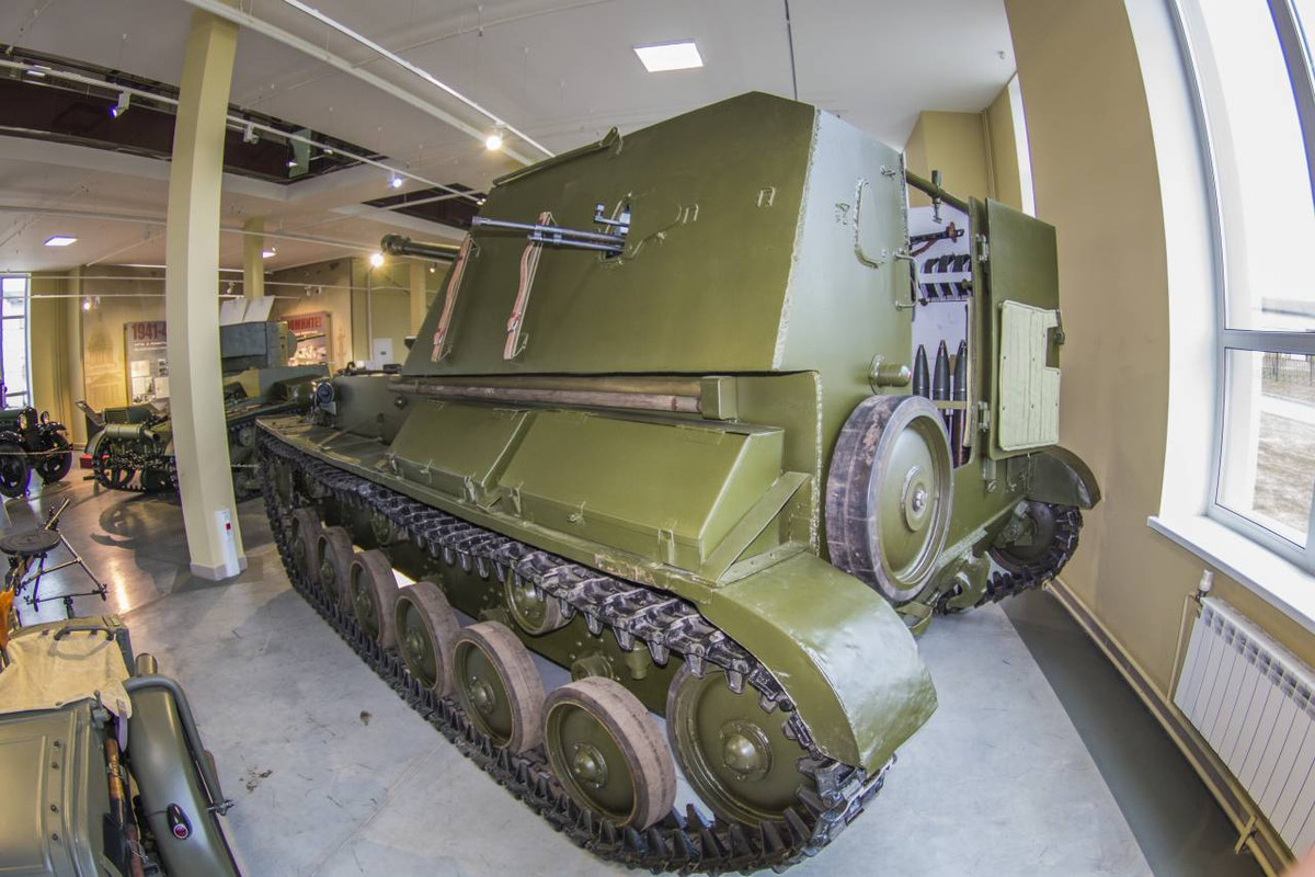 Pháo tự hành SU-76 sử dụng khung gầm xe tăng hạng nhẹ T-70, lắp pháo 76,2mm ZIS-3Sh. Trọng lượng tổng thể pháo là 10,6 tấn, dài 4,88m, rộng 2,73m và cao 2,17m. Ảnh: alex-news