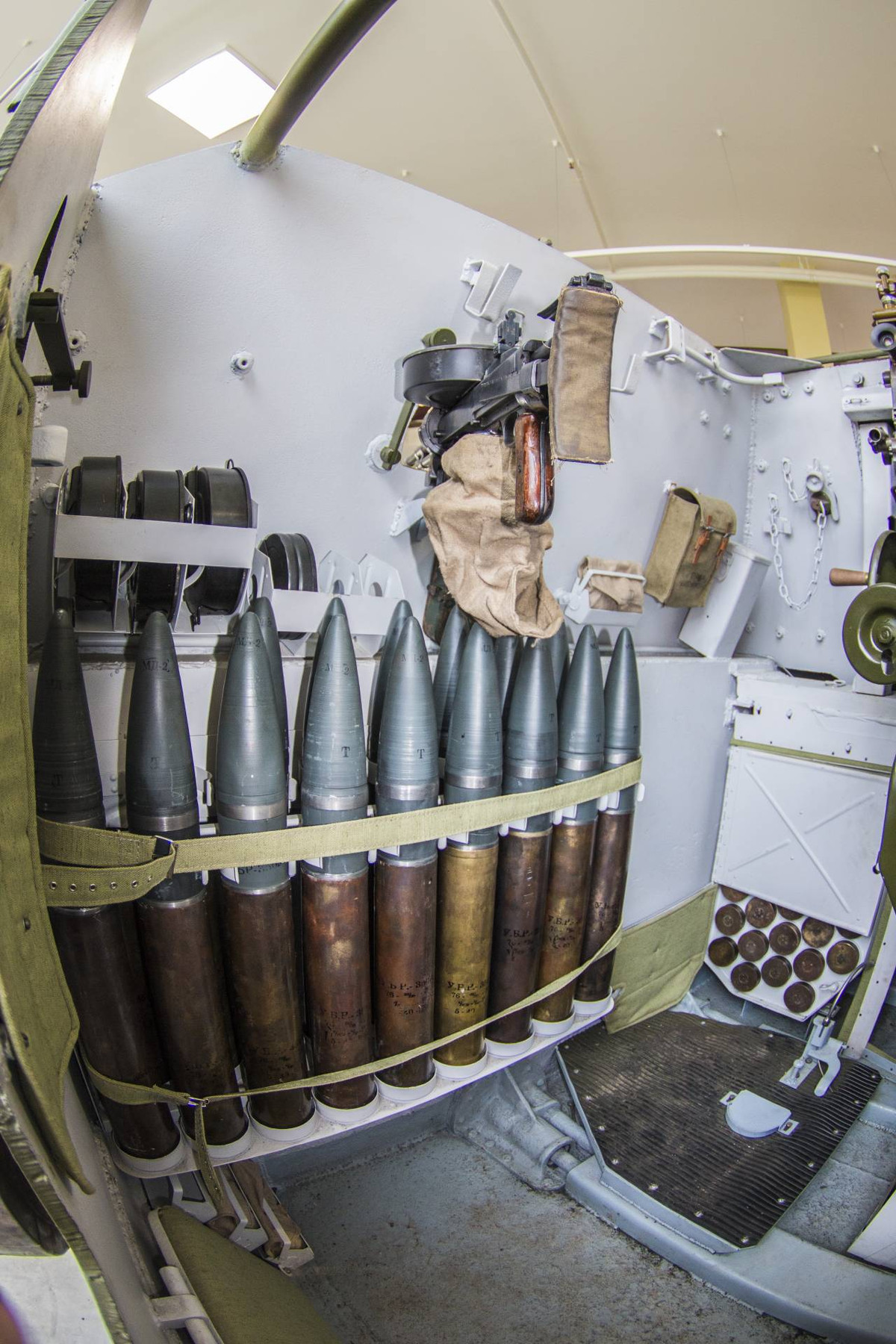 Đặc trưng của pháo tự hành thời này là tháp pháo cố định vào thân, không thể quay 360 độ. Trong ảnh, bên trong khoang chiến đấu SU-76. Ảnh: alex-news