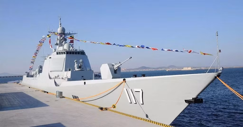 Chiếc khu trục thứ 2 cũng đóng vai trò phòng không cấp hạm đội là Tây Ninh (117) thuộc lớp Type 052D Lữ Dương III - một trong những lớp tàu khu trục hiện đại nhất Trung Quốc hiện nay với thiết kế thượng tầng khá giống tàu Aegis của Mỹ. Nguồn ảnh: Wikipedia