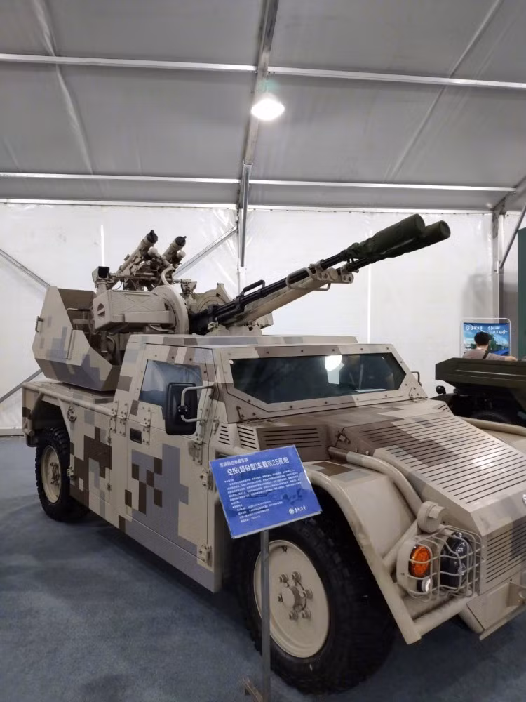 Pháo tự hành đổ bộ đường không XLW 2040I do Đại học Nam Kinh và Xiaolong Auto hợp tác thiết kế và sản xuất từ năm 2016. XLW 2040I sử dụng khung gầm xe SUV đa dụng của Xiaolong, tích hợp bệ vũ khí với pháo tự động nòng kép 25mm và tên lửa vác vai. Mẫu vũ khí này có thể chuyên chở bằng máy bay vận tải Y-8, Y-9 hoặc Y-20. Nguồn ảnh: Bmpd