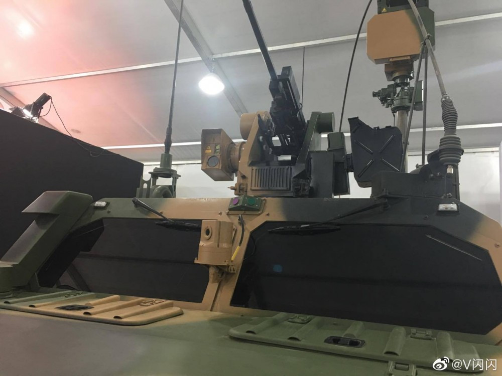 Chiếc xe này được trang bị cột radar với anten mạng pha dạng nhỏ và một ụ súng máy điều khiển từ xa. Nguồn ảnh: Bmpd