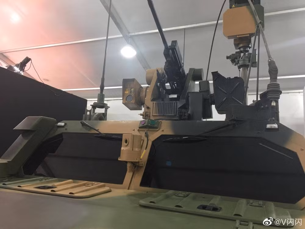 Chiếc xe này được trang bị cột radar với anten mạng pha dạng nhỏ và một ụ súng máy điều khiển từ xa. Nguồn ảnh: Bmpd