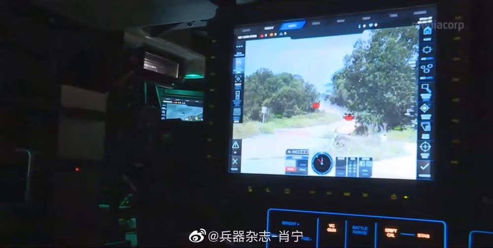 Có cảm giác như việc lái xe chiến đấu bộ binh Hunter rất đơn giản, như chơi game vậy, giao diện người – máy vô cùng thân thiện. Nguồn ảnh: Mediacorp