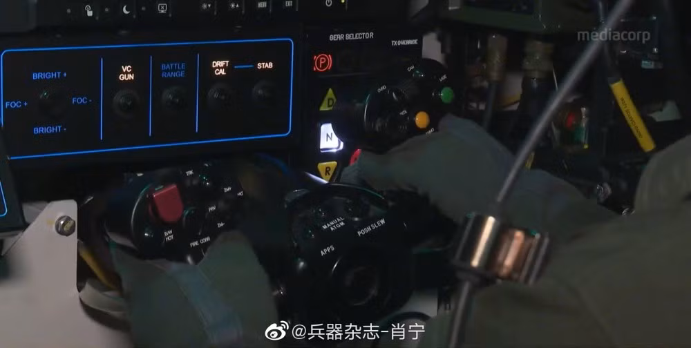 Tay lái nhìn như tay cầm chơi game. Nguồn ảnh: Mediacorp