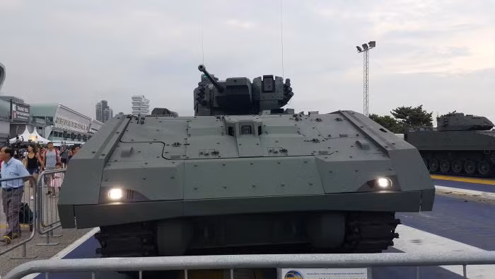 Không rõ hệ thống giáp bảo vệ của Hunter, nhưng dường như nó đã mang theo các module giáp tăng cường để chống đạn pháo hạng nặng hoặc tên lửa chống tăng hiệu quả hơn. Nguồn ảnh: SNAFU Solomon