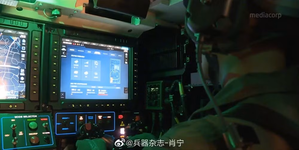 Trong ảnh, kíp vận hành xe thiết giáp Hunter điều khiển cỗ máy chiến tranh với màn hình màu hiển thị tham số xe, bản đồ số. Nguồn ảnh: Mediacorp