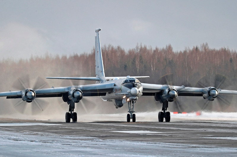Bất cứ ai lần đầu tiên “diện kiến” Tu-142 chắc cũng phải choáng trước kích thước “khủng khiếp” của nó. Nguồn ảnh: Arms-Expo
