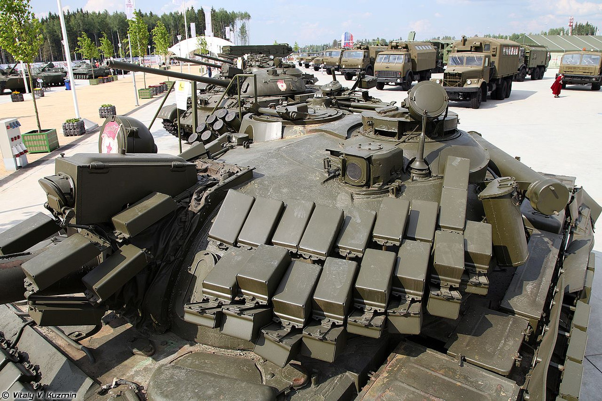 Tiếp theo là dòng giáp ERA Kontak-1 và 5 do Liên Xô (Nga) phát triển tích hợp phổ biến trên các dòng xe tăng T-72, T-80, T-90. Theo các tài liệu Nga, mỗi tấm giáp Kontakt-5 có trọng lượng chỉ 10,35kg, cấu tạo với hộp thép độ dày 25mm, bên trong là 3 miếng giáp phản ứng nổ giống như Kontakt-1, mỗi miếng có tấm trượt và tấm lót dày khoảng từ 10 - 15mm. Và mỗi miếng giáp có chứa chất nổ dẻo Semtex tương đối nhạy cảm với nhiệt độ. Ảnh: Wikipedia