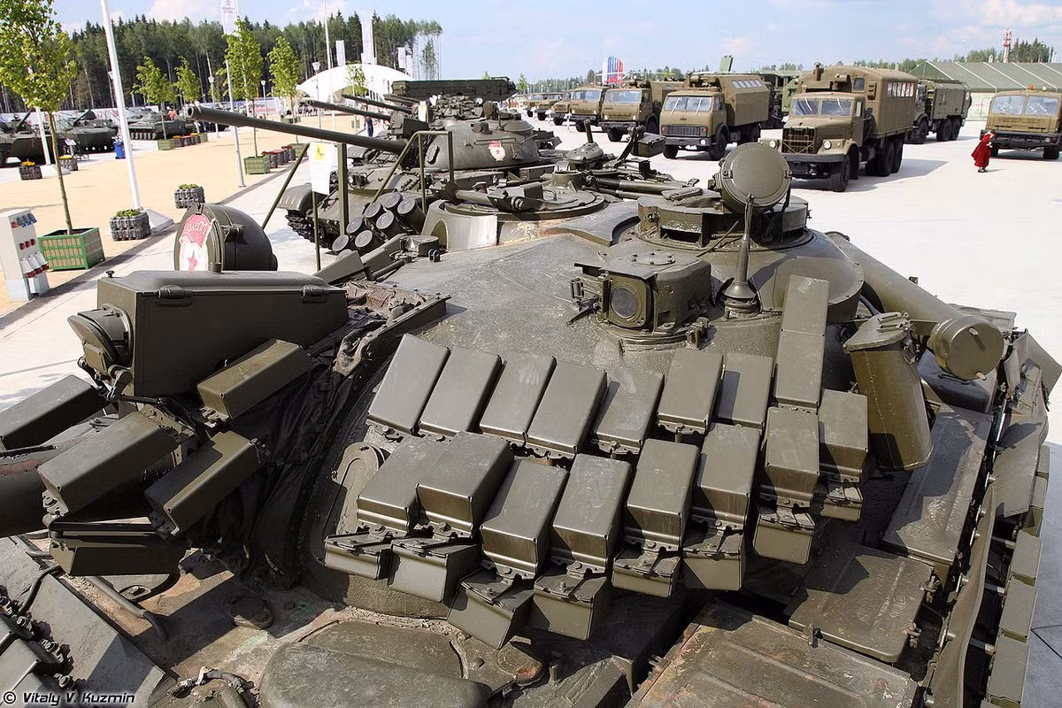 Tiếp theo là dòng giáp ERA Kontak-1 và 5 do Liên Xô (Nga) phát triển tích hợp phổ biến trên các dòng xe tăng T-72, T-80, T-90. Theo các tài liệu Nga, mỗi tấm giáp Kontakt-5 có trọng lượng chỉ 10,35kg, cấu tạo với hộp thép độ dày 25mm, bên trong là 3 miếng giáp phản ứng nổ giống như Kontakt-1, mỗi miếng có tấm trượt và tấm lót dày khoảng từ 10 - 15mm. Và mỗi miếng giáp có chứa chất nổ dẻo Semtex tương đối nhạy cảm với nhiệt độ. Ảnh: Wikipedia