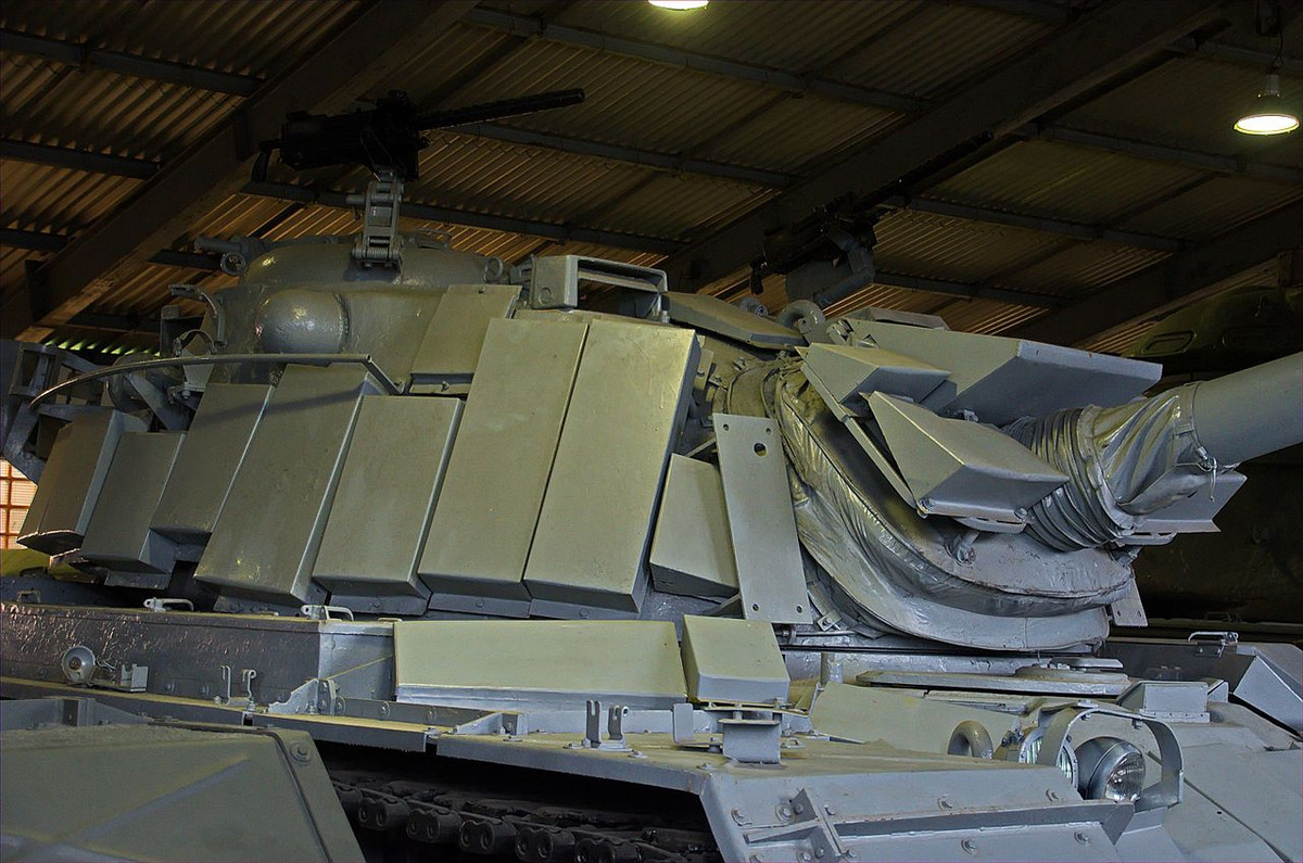 Hiện trên thế giới, có khá nhiều công nghệ giáp phản ứng nổ ERA, mà nổi bật là giáp Blazer của Israel. Loại giáp này sử dụng chất nổ tính trơ với hiệu suất cháy thấp kiểu mới, có thể chống được sự tấn công của đạn RPG-7, đạn xuyên giáp đường kính nhỏ, đạn pháo nổ phân mảnh và mìn cài bên vệ đường. Đồng thời, cấu tạo lớp tính trơ kẹp giữa còn có thể giảm thấp hiệu quả sự công phá của luồng xuyên lõm và giảm bớt tác động của giáp phản ứng sau khi nổ đối với phần giá đỡ giáp phản ứng. Ảnh: Wikipedia