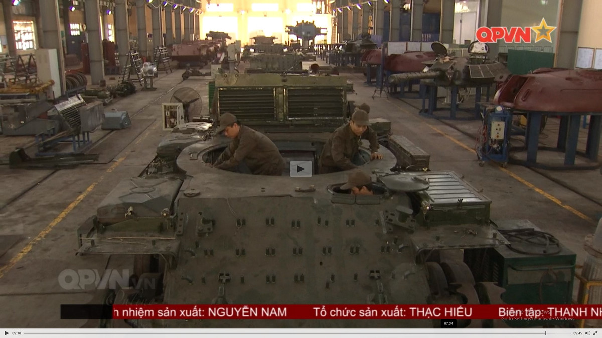 Trong ảnh, thân xe tăng T-54M được gán các đinh thép để lắp giáp phản ứng nổ (ERA) phủ mặt trước thân xe – vị trí thường xuyên bị nhắm vào trên chiến trường. Ảnh: QPVN