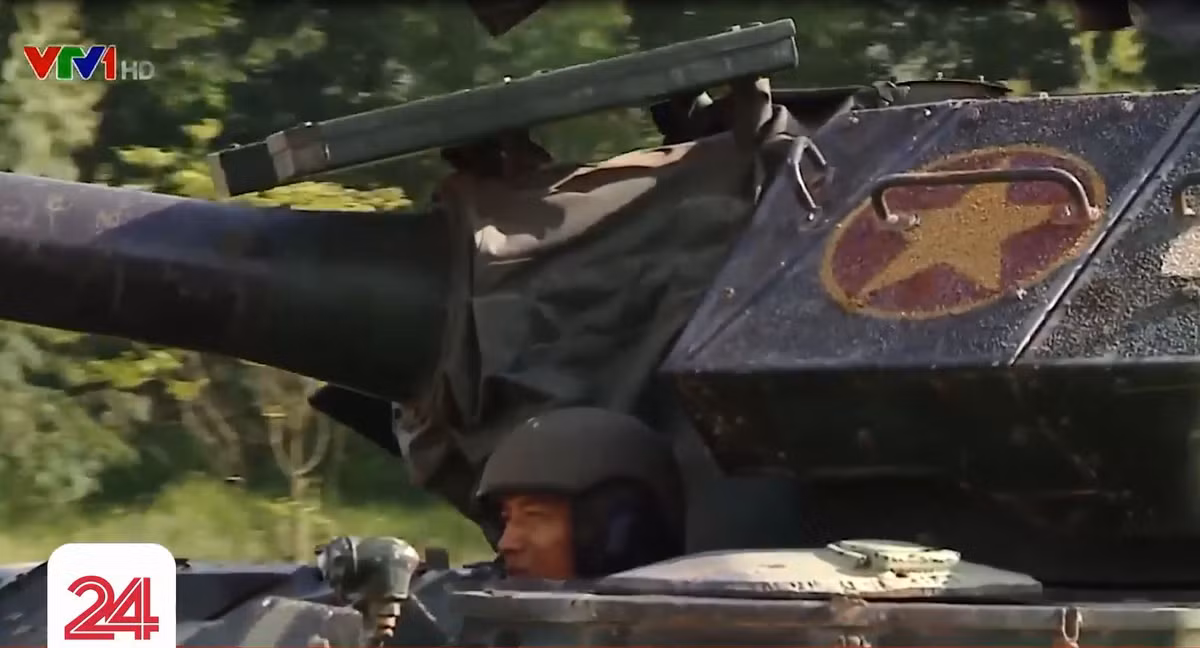 Trở lại với xe tăng T-54M của Việt Nam, hiện không rõ chúng ta sử dụng công nghệ giáp phản ứng nổ nhập khẩu, mua giấy phép sản xuất hay là do chúng ta tự phát triển. Tuy nhiên, quan sát hình thù giáp ERA thì có vẻ như chúng ta đang dùng công nghệ trong nước, bởi các viên gạch trông rất khác so với hầu hết giáp ERA Nga hay Israel. Ảnh: VTV24