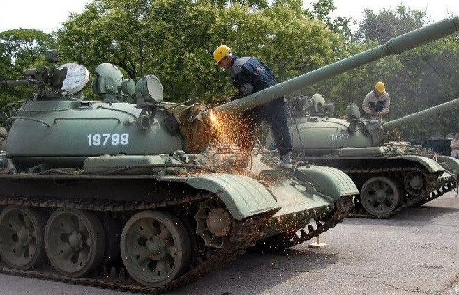 Tuy vậy, loại biên là quyết định dễ dàng, nhưng việc xử lý sau đó không dễ. Ngay cả việc phá dỡ 700 chiếc xe tăng sẽ tiêu tốn ngân sách đáng kể của đất nước. Đó là bài toán đau đầu mỗi khi người ta muốn loại bỏ trang bị vũ khí nào đó? Nguồn ảnh: Wikipedia
