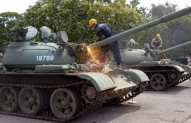 Tuy vậy, loại biên là quyết định dễ dàng, nhưng việc xử lý sau đó không dễ. Ngay cả việc phá dỡ 700 chiếc xe tăng sẽ tiêu tốn ngân sách đáng kể của đất nước. Đó là bài toán đau đầu mỗi khi người ta muốn loại bỏ trang bị vũ khí nào đó? Nguồn ảnh: Wikipedia