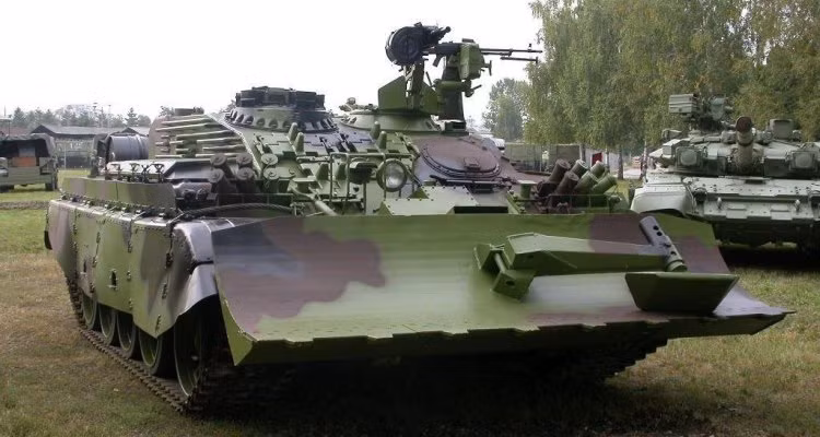 Việc cải tạo khoongphair quá khó khăn, họ sẽ loại bỏ toàn bộ phần tháp pháo của T-55 và thay bằng cấu trúc mới phục vụ việc cứu kéo, sửa chữa các trang bị bọc thép. Ngoài ra, việc loại bỏ khoang chiến đấu giúp không gian bên trong rộng hơn cho phép thiết kế khoang chở 6 binh sĩ. Nguồn ảnh: Wikipedia