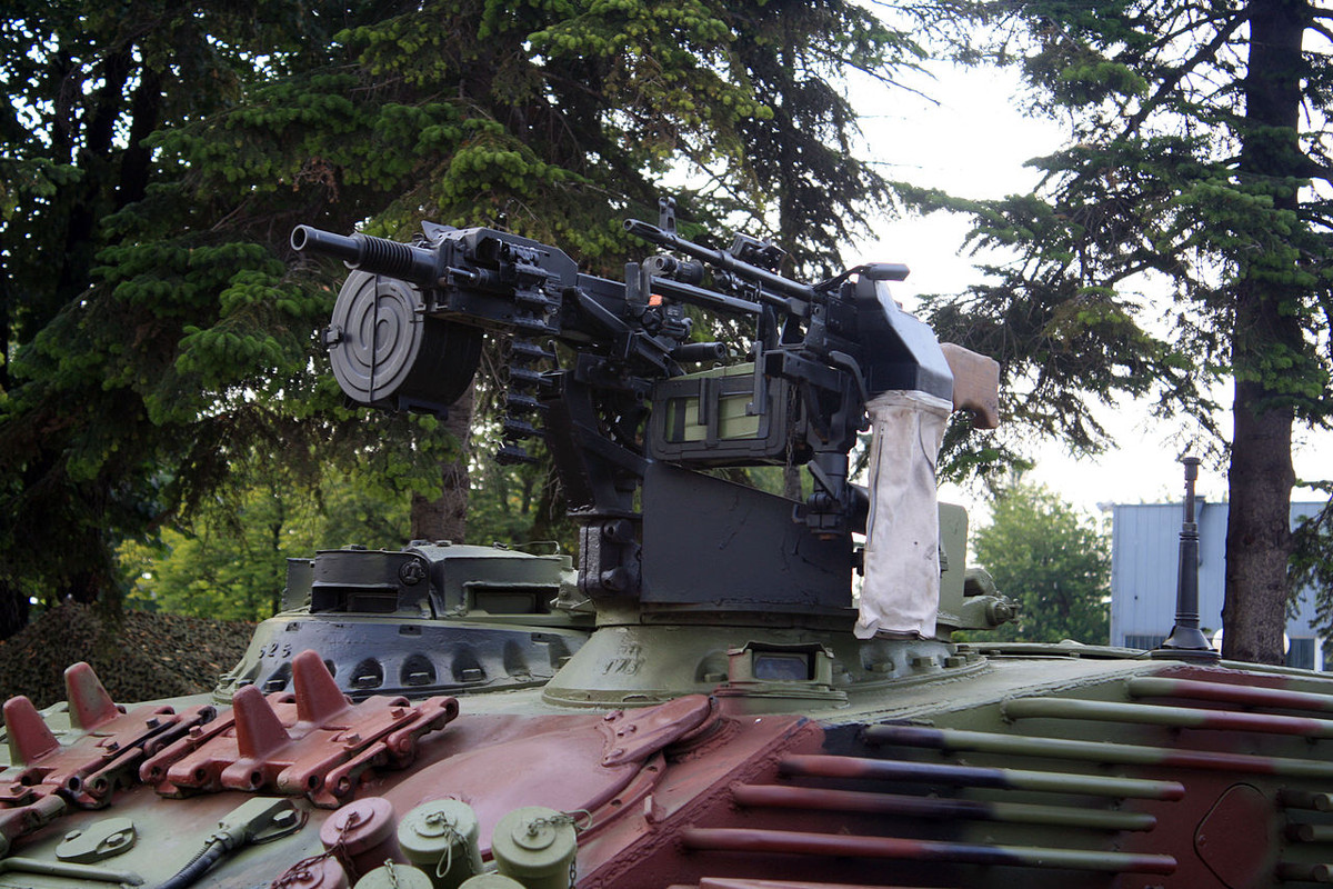 Chiếc xe thiết giáp hạng nặng VIU-55 vẫn sẽ có vũ khí nhưng là một tháp pháo nhỏ lắp súng phóng lựu 30mm và một khẩu đại liên M84 7,62mm. Các vũ khí này có thể điều khiển hoàn toàn từ trong xe mà không cần xạ thủ leo ra ngoài. Nguồn ảnh: Wikipedia