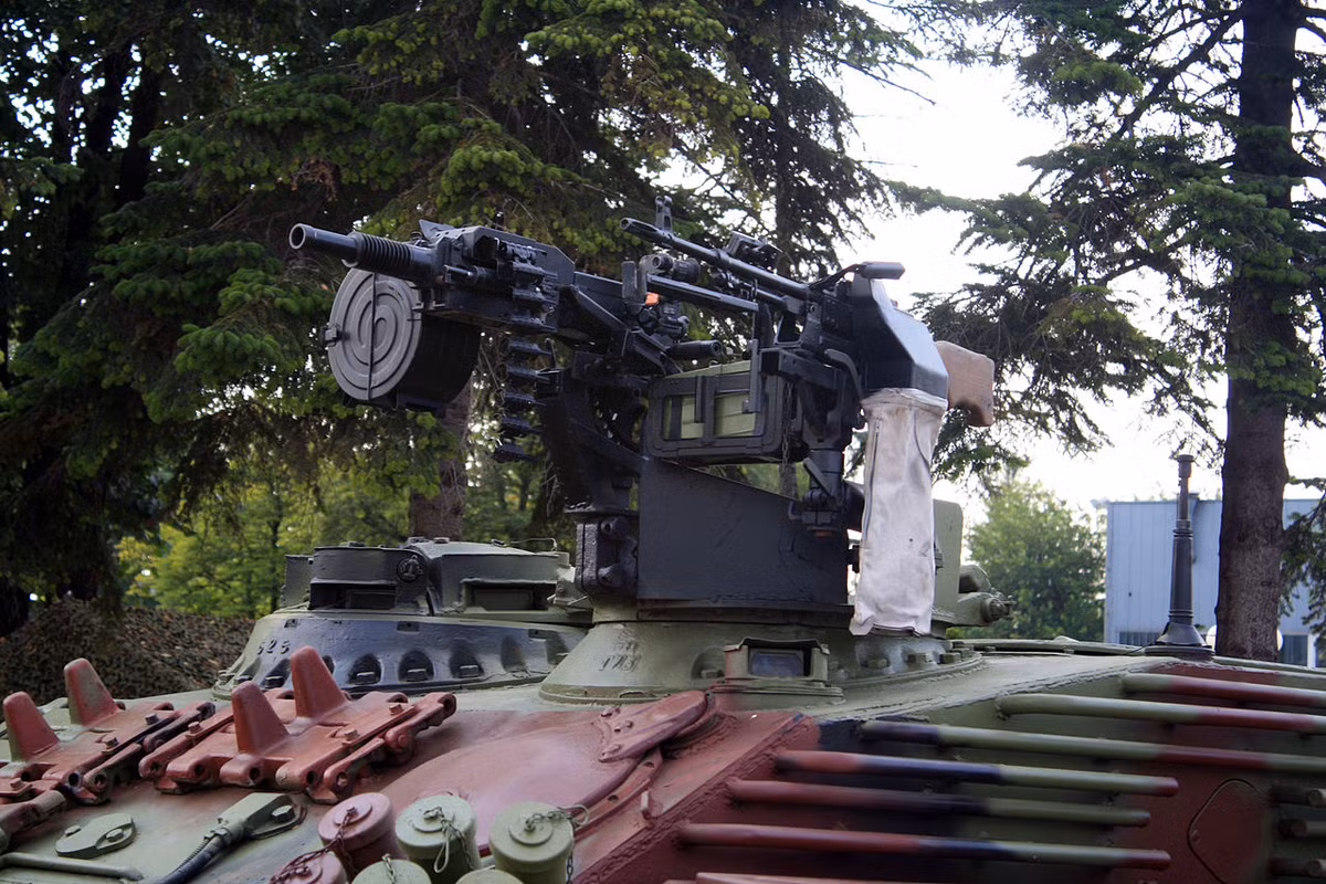 Chiếc xe thiết giáp hạng nặng VIU-55 vẫn sẽ có vũ khí nhưng là một tháp pháo nhỏ lắp súng phóng lựu 30mm và một khẩu đại liên M84 7,62mm. Các vũ khí này có thể điều khiển hoàn toàn từ trong xe mà không cần xạ thủ leo ra ngoài. Nguồn ảnh: Wikipedia