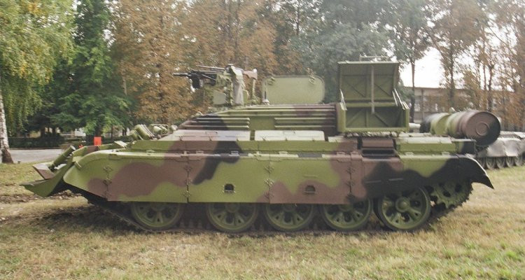 Rõ ràng, việc sử dụng khung bệ T-55, góp phần bảo vệ tiểu đội bộ binh trên chiến trường tốt hơn hẳn các dòng xe thiết giáp chở quân truyền thống với giáp khá mỏng. T-55 vẫn có vỏ giáp tốt, có khả năng chống được đạn pháo. Chiếc xe trang bị một động cơ diesel cho tốc độ tối đa khoảng 50km/h. Nguồn ảnh: Wikipedia