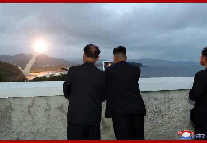 Vụ phóng tên lửa được nhà lãnh đạo Triều Tiên Kim Jong-un theo dõi sát sao, thậm chí ông Jong-un còn dùng máy tính bảng quay lại hình ảnh cuộc phóng. Nguồn ảnh: CACC