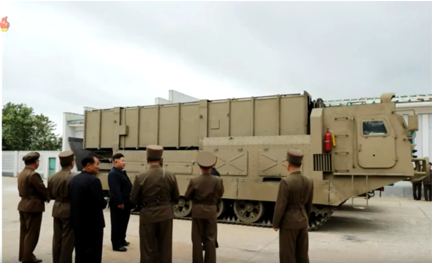 Hình ảnh bệ phóng tên lửa Triều Tiên sau đó đã được công bố. Quan sát qua ảnh, kích thước bệ phóng rất lớn, dùng khung gầm xe xích. Nguồn ảnh: CACC