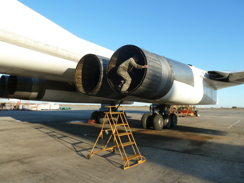 Để có được tầm bay đó, nhà phát triển trang bị cho Tu-160 4 động cơ turbofan Samara NK-321 khổng lồ và cực khỏe. Mỗi một chiếc có lực đẩy khô 137,3kN, lực đẩy có đốt tăng lực là 245kN. Nguồn ảnh: Wikipedia