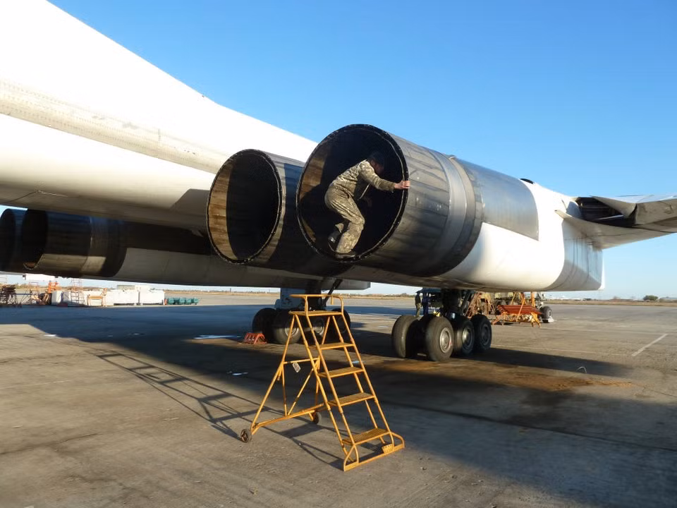 Để có được tầm bay đó, nhà phát triển trang bị cho Tu-160 4 động cơ turbofan Samara NK-321 khổng lồ và cực khỏe. Mỗi một chiếc có lực đẩy khô 137,3kN, lực đẩy có đốt tăng lực là 245kN. Nguồn ảnh: Wikipedia