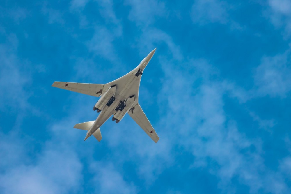 Theo Bộ Quốc phòng Nga, hai máy bay ném bom chiến lược Tu-160 vừa thực hiện hành trình bay “vô tiền khoáng hậu” từ căn cứ Engels nằm sâu trong lãnh thổ Nga tới căn cứ rất xa xôi nằm tận vùng viễn Đông. Nguồn ảnh: Wikipedia