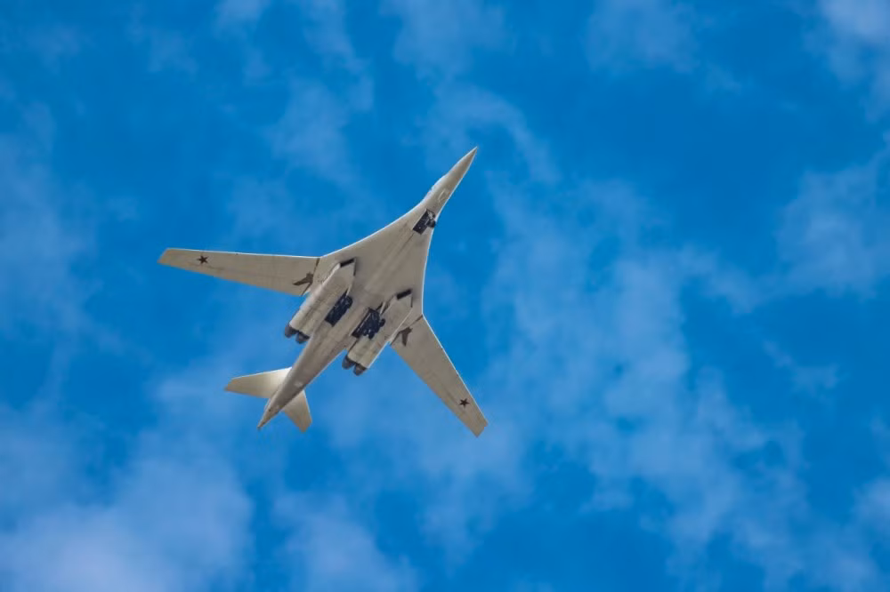 Theo Bộ Quốc phòng Nga, hai máy bay ném bom chiến lược Tu-160 vừa thực hiện hành trình bay “vô tiền khoáng hậu” từ căn cứ Engels nằm sâu trong lãnh thổ Nga tới căn cứ rất xa xôi nằm tận vùng viễn Đông. Nguồn ảnh: Wikipedia