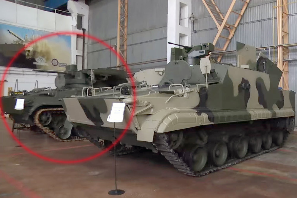 Cụ thể tại nhà máy Kurganpribor, giới truyền thông đã phát hiện ra dòng xe chiến đấu bộ binh BMP-3 với tháp pháo "lạ" đứng ngay cạnh xe thiết giáp chở quân đổ bộ BT-3F. Nguồn ảnh: Area 45