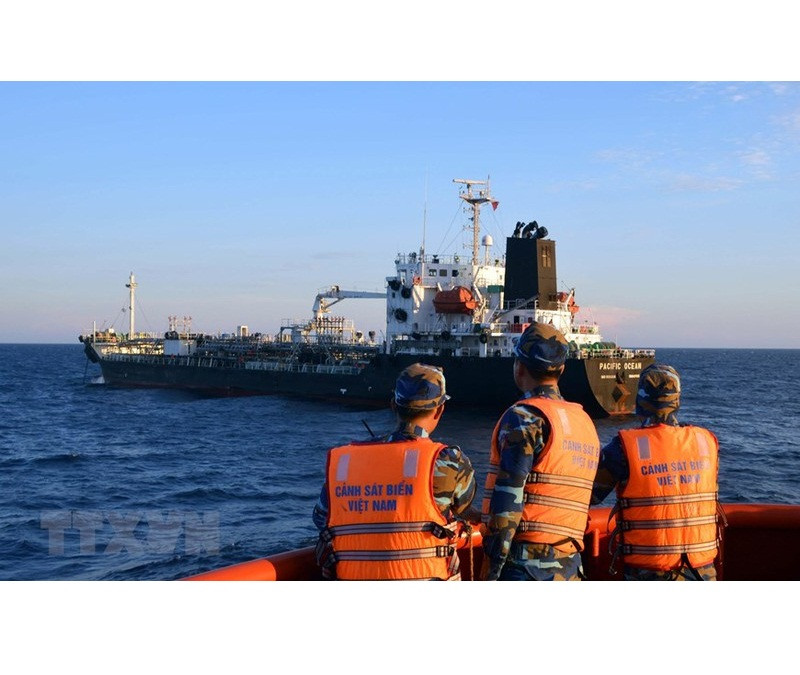 Cảnh sát biển Việt Nam (sau đây gọi tắt là CSB Việt Nam) hoạt động trong vùng biển quốc tế, vùng nước nội thủy, lãnh hải, vùng tiếp giáp lãnh hải, vùng đặc quyền kinh tế và thềm lục địa của Việt Nam, có nhiệm vụ chính như kiểm tra, kiểm soát theo quy định của pháp luật Việt Nam và điều ước quốc tế có liên quan mà nước CHXHCN Việt Nam là thành viên để bảo vệ chủ quyền; giữ gìn an ninh, trật tự, an toàn; bảo vệ tài nguyên, phòng chống ô nhiễm môi trường; phát hiện, ngăn chặn, đấu tranh chống các hành vi buôn lậu, vận chuyển trái phép và mua bán người, vận chuyển, mua bán trái phép hàng hoá, vũ khí, chất nổ, chất ma tuý, tiền chất và các hành vi vi phạm pháp luật khác. Ảnh: TTXVN