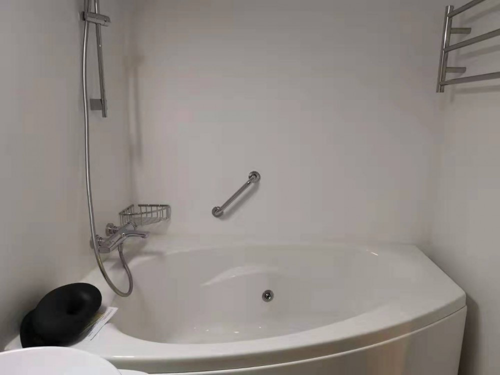 Phòng tắm tiện nghi như khách sạn 3-4 sao. Nguồn ảnh: Dambiev