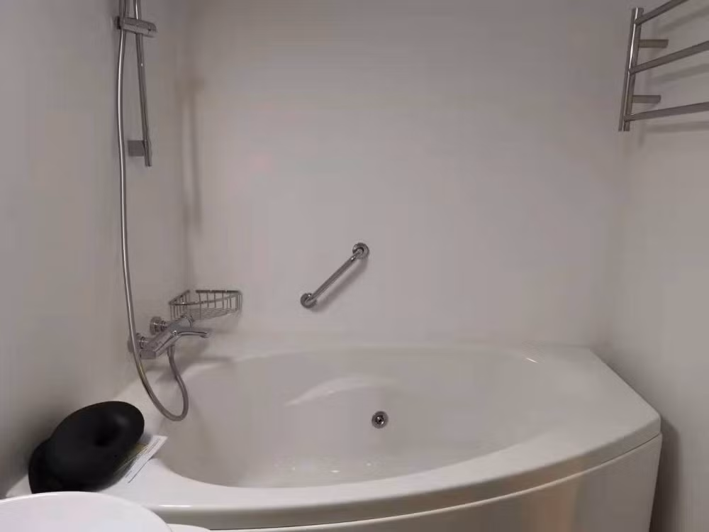 Phòng tắm tiện nghi như khách sạn 3-4 sao. Nguồn ảnh: Dambiev