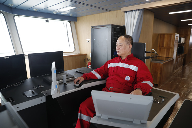 Trên khoang điều hành tàu phá băng Seyulun-2 – đây là lần đầu tiên nội thất con tàu này được tiết lộ. Nguồn ảnh: Dambiev