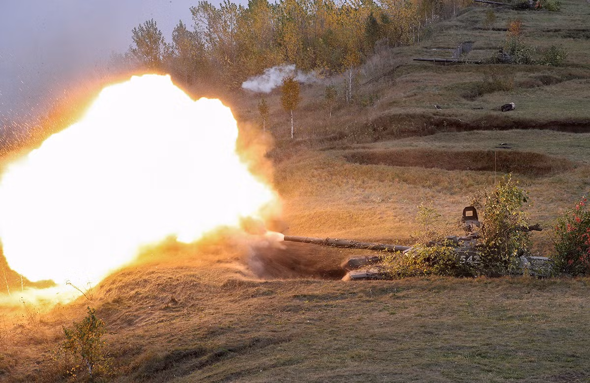 Ngoài Quân đội Nga, hơn 2.000 binh sĩ nước ngoài cũng tham gia. Ảnh: Xe tăng T-72B3 nằm trong công sự chìm đang khai hỏa. Ảnh: BQP Nga