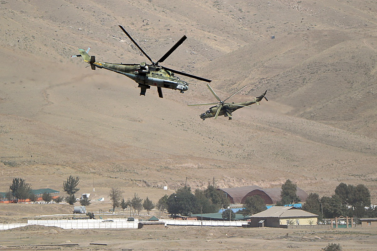 Đặc biệt, Trung Quốc triển khai thêm 28 máy bay và trực thăng tới cuộc tập trận chung. Ảnh: BQP Nga