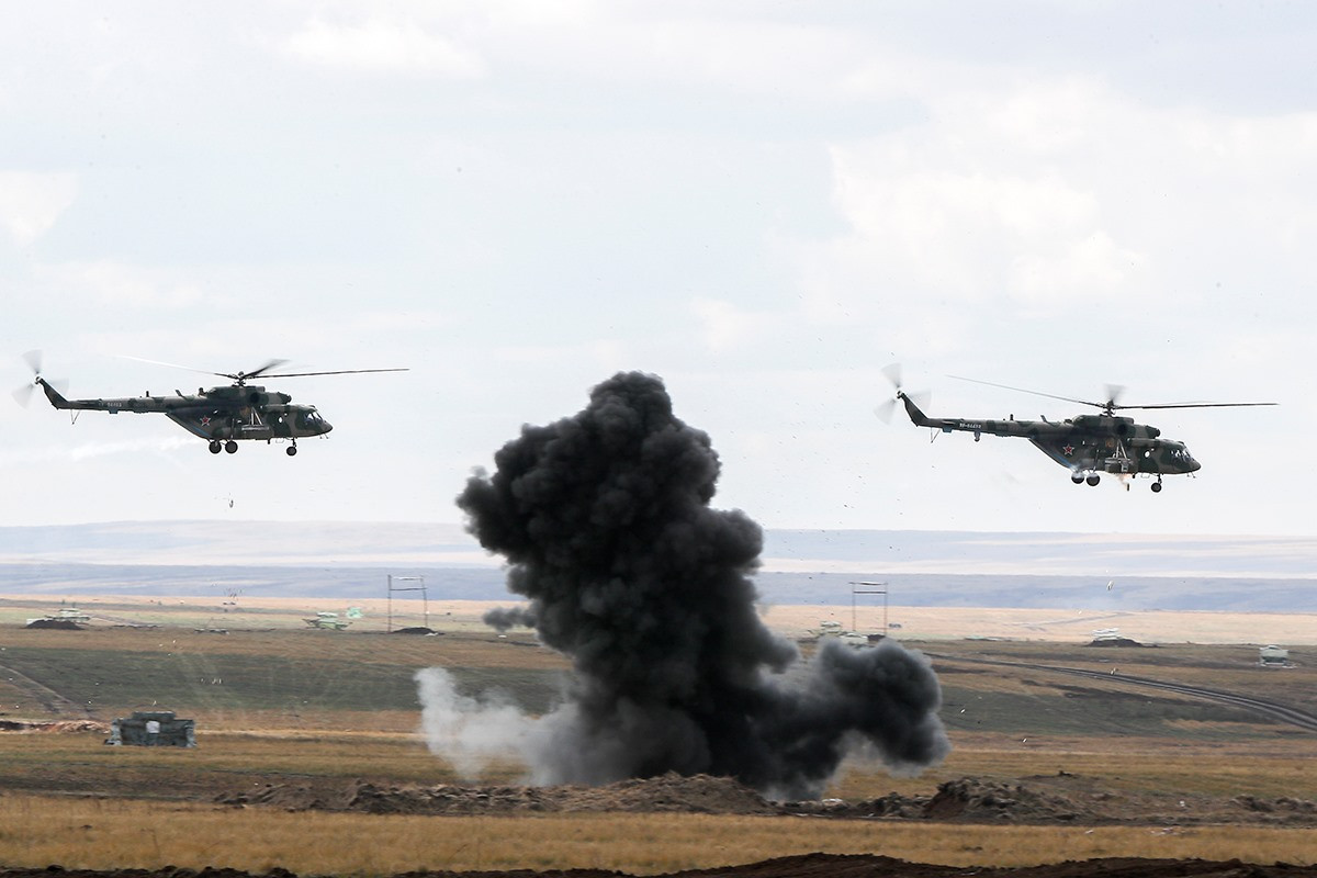 Biên đội trực thăng Mi-8 trên thao trường tập trận. Ảnh: BQP Nga