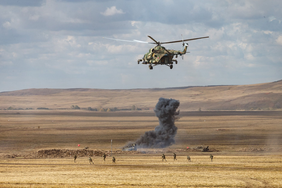 Trực thăng tấn công Mi-8AMTSh yểm trợ bộ binh. Ảnh: BQP Nga