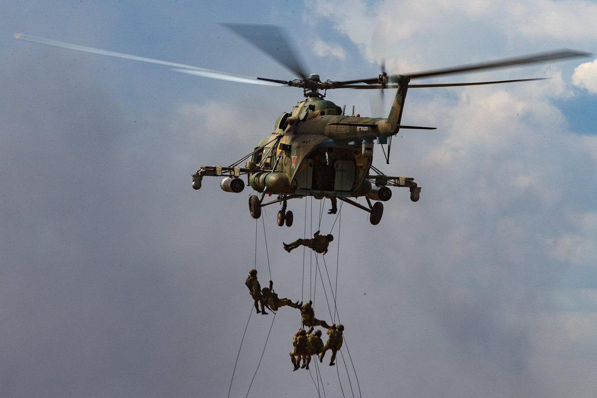 Trong ảnh, lực lượng lính dù VDV đổ bộ bằng dây từ trực thăng tấn công Mi-8AMTSh. Ảnh: BQP Nga
