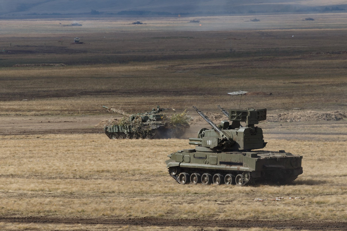 "Trung tâm-2019" là một trong những cuộc tập trận lớn nhất của Quân đội Nga trong năm nay, huy động 128.000 binh sĩ, 20.000 binh khí kỹ thuật hạng nặng, 600 máy bay và 15 tàu chiến, hậu cần. Ảnh: BQP Nga